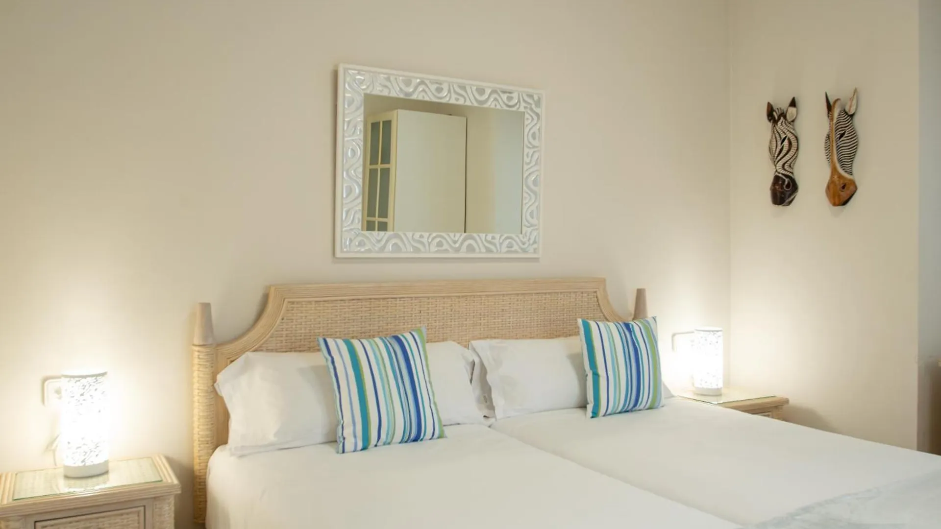 Apartamentos Livvo Coloradamar Playa Blanca  4*, Playa Blanca (Lanzarote)